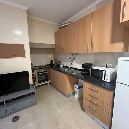 комната с двуспальной кроватью в уютных апартаментах 리스본