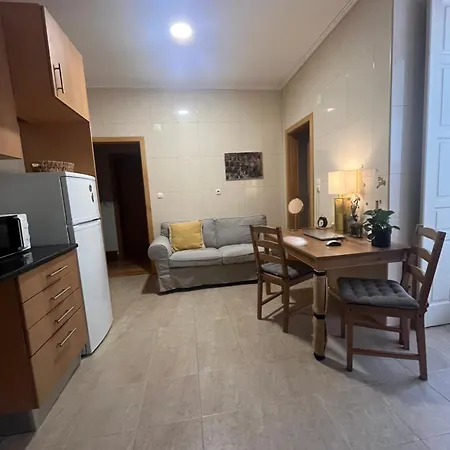 комната с двуспальной кроватью в уютных апартаментах * 리스본